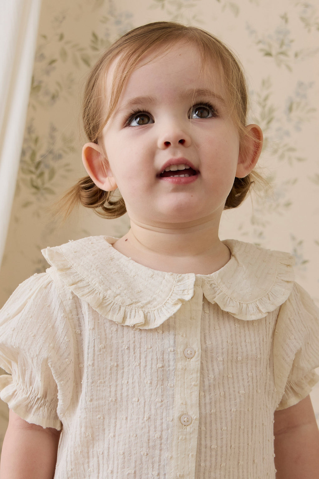 Chemisier élégant en coton biologique écru avec col à volants et manches bouffantes pour filles 0M-10A