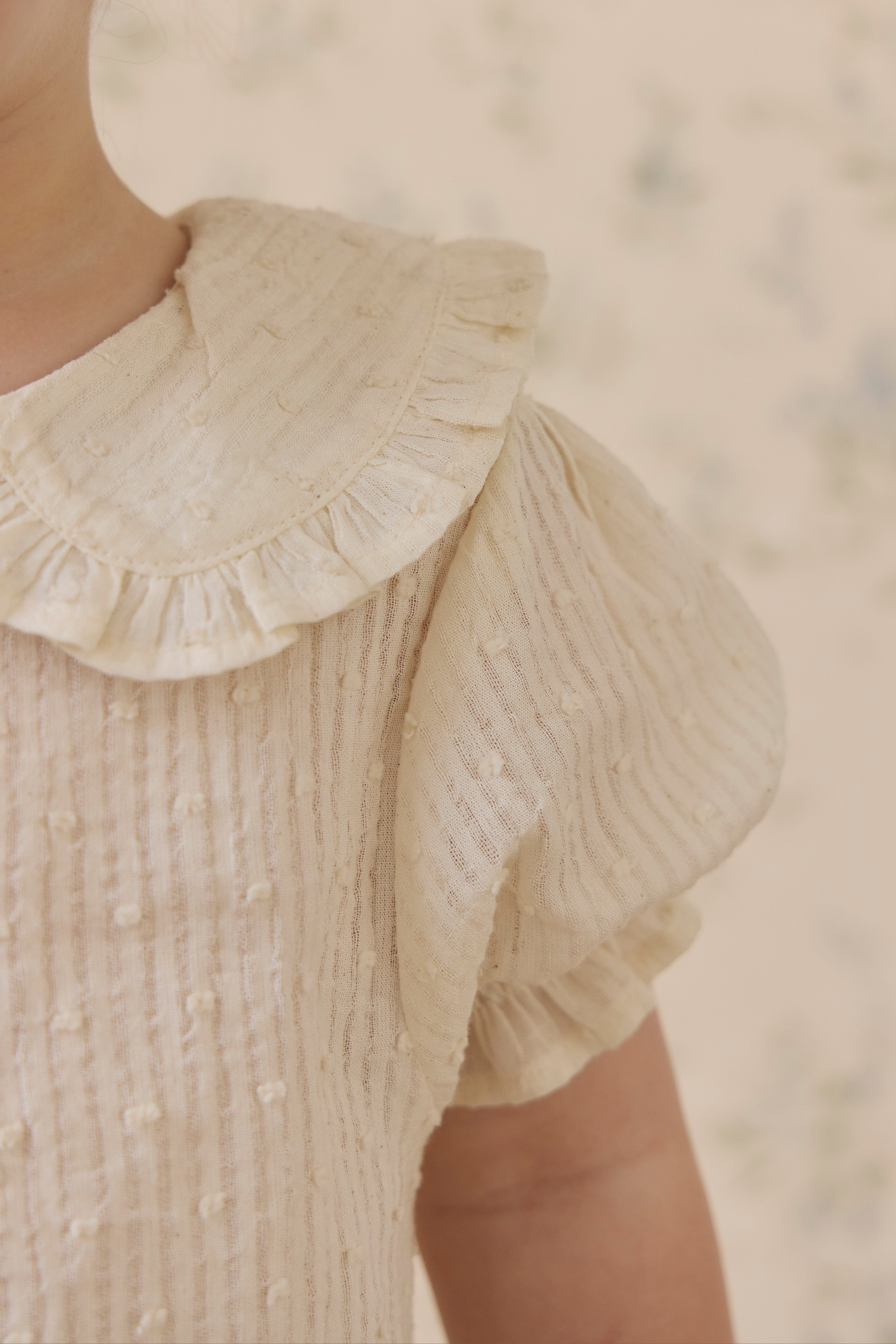 Chemisier élégant en coton biologique écru avec col à volants et manches bouffantes pour filles 0M-10A