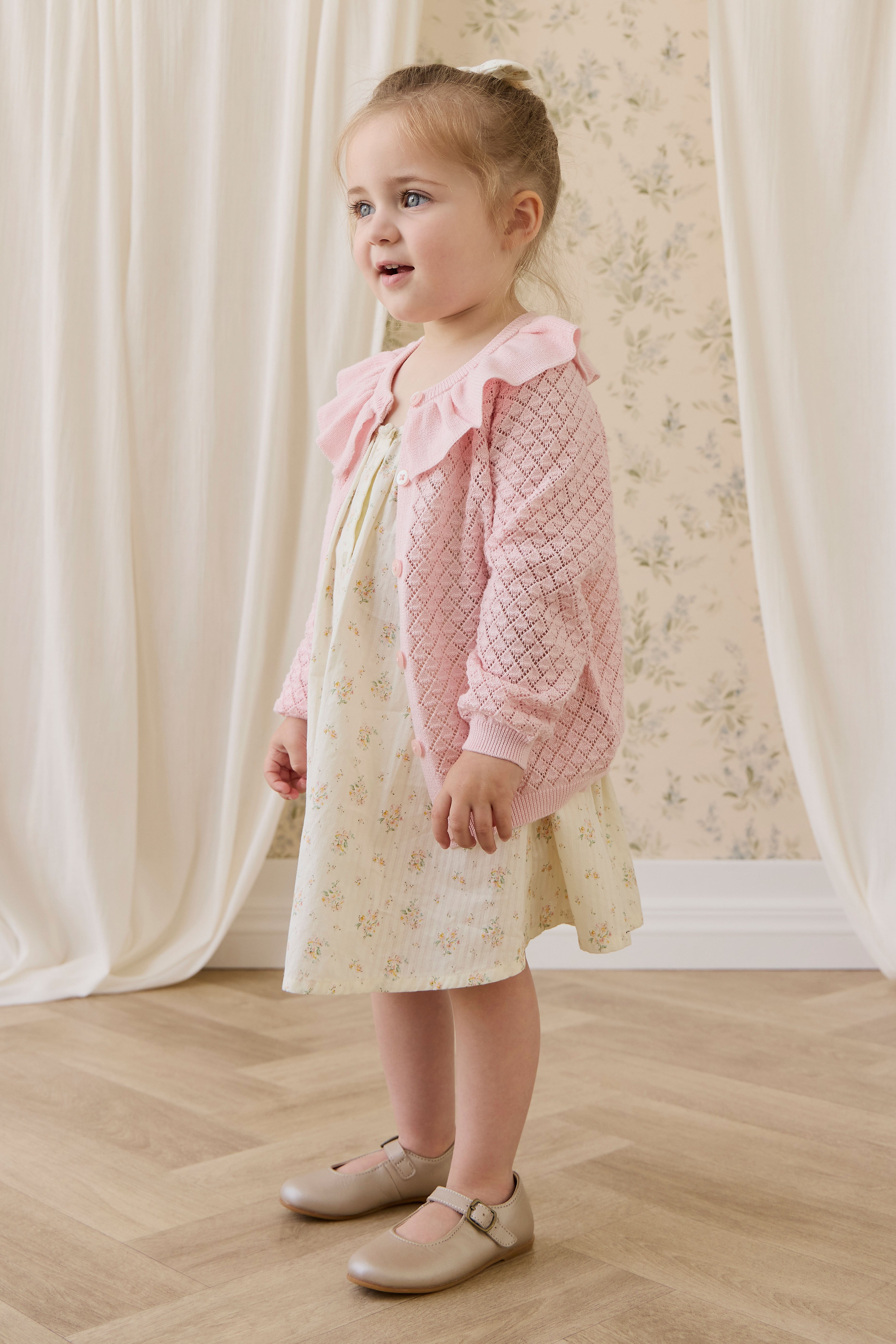 Robe en coton biologique à imprimé floral parchemin vintage avec boutonnage sur le devant et fines bretelles pour filles de 6 mois à 10 ans