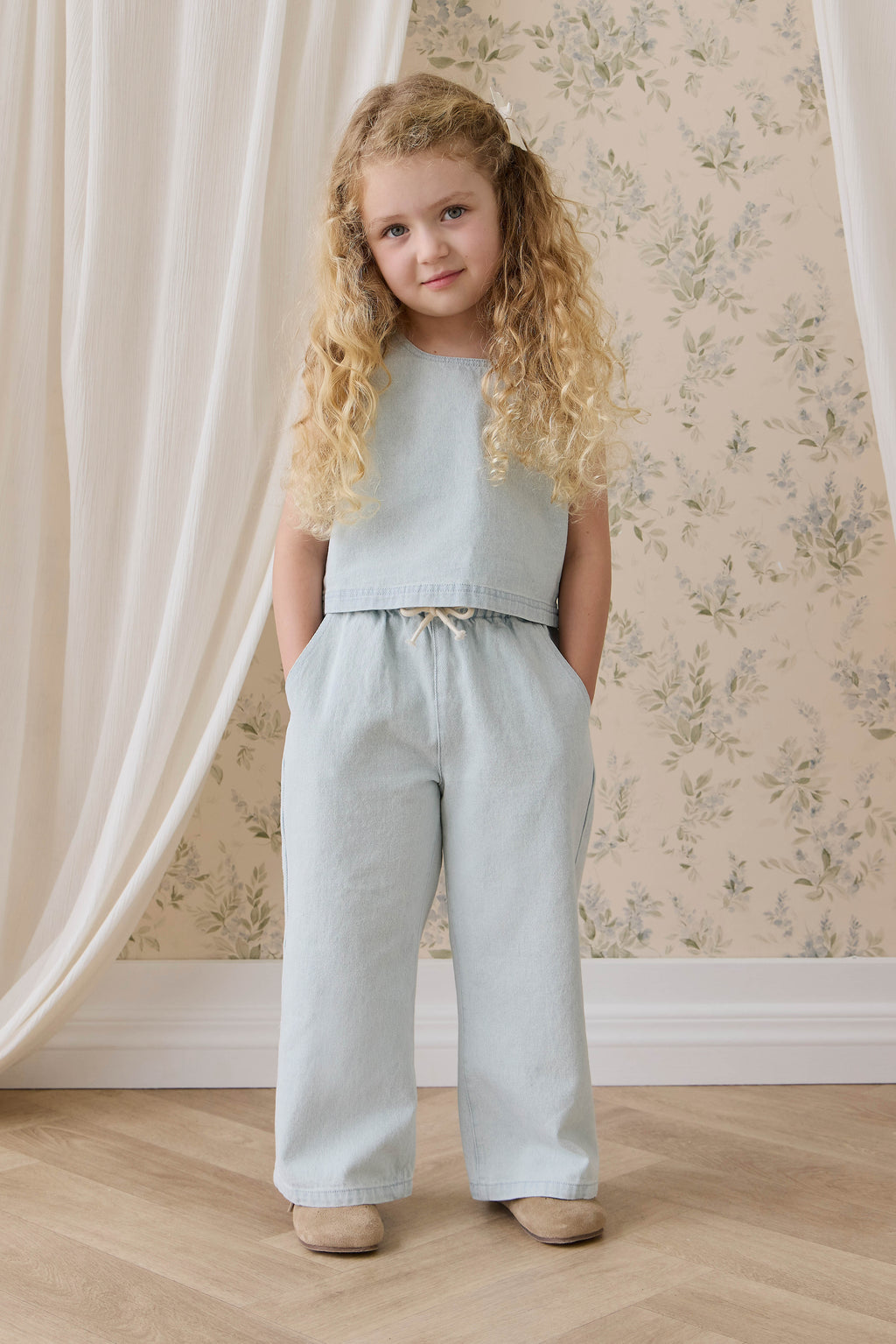 Haut court en coton uni bleu nuage, léger et sans manches avec boutons au dos pour filles de 6 mois à 10 ans
