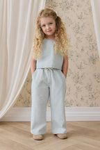 Haut court en coton uni bleu nuage, léger et sans manches avec boutons au dos pour filles de 6 mois à 10 ans