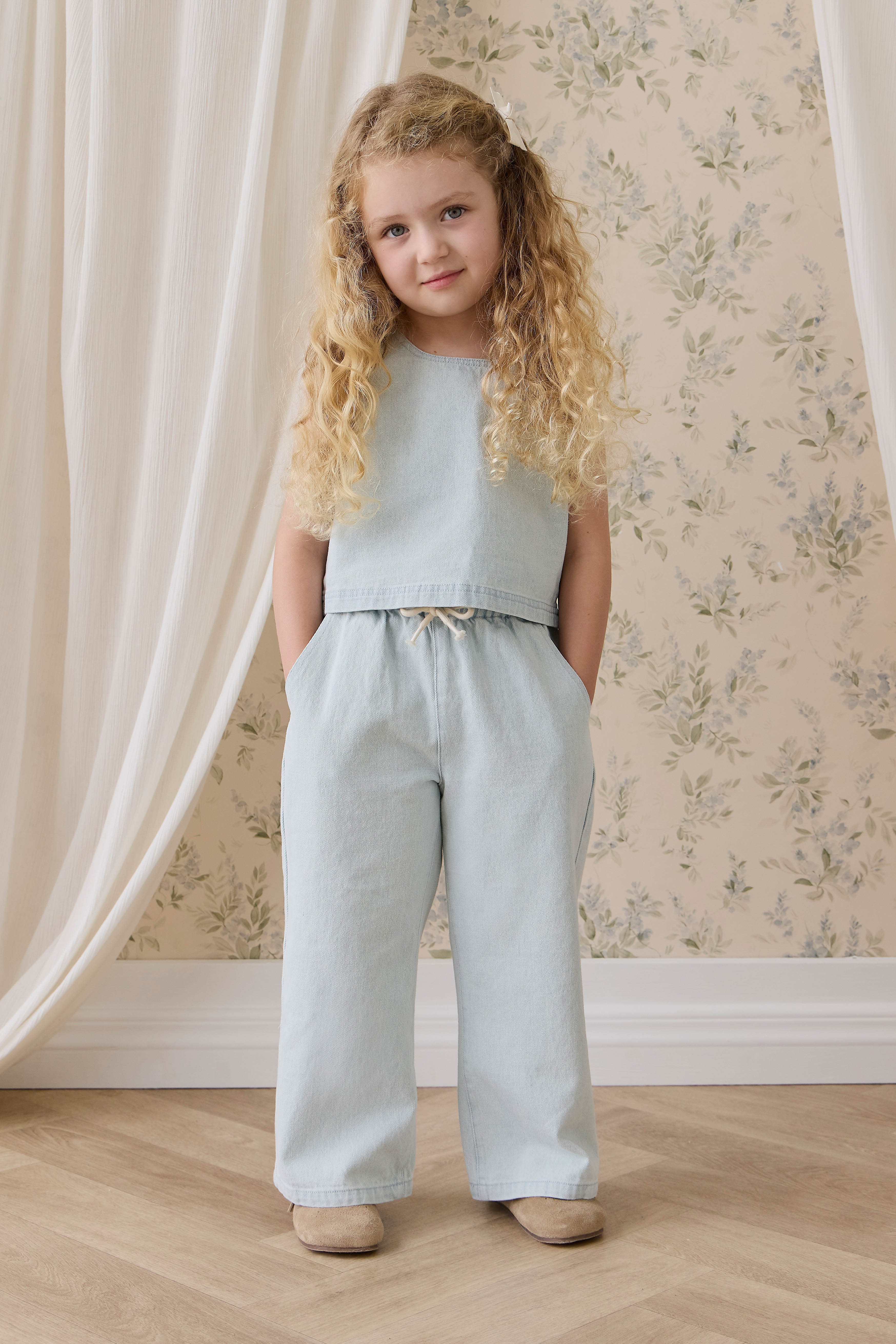 Haut court en coton uni bleu nuage, léger et sans manches avec boutons au dos pour filles de 6 mois à 10 ans