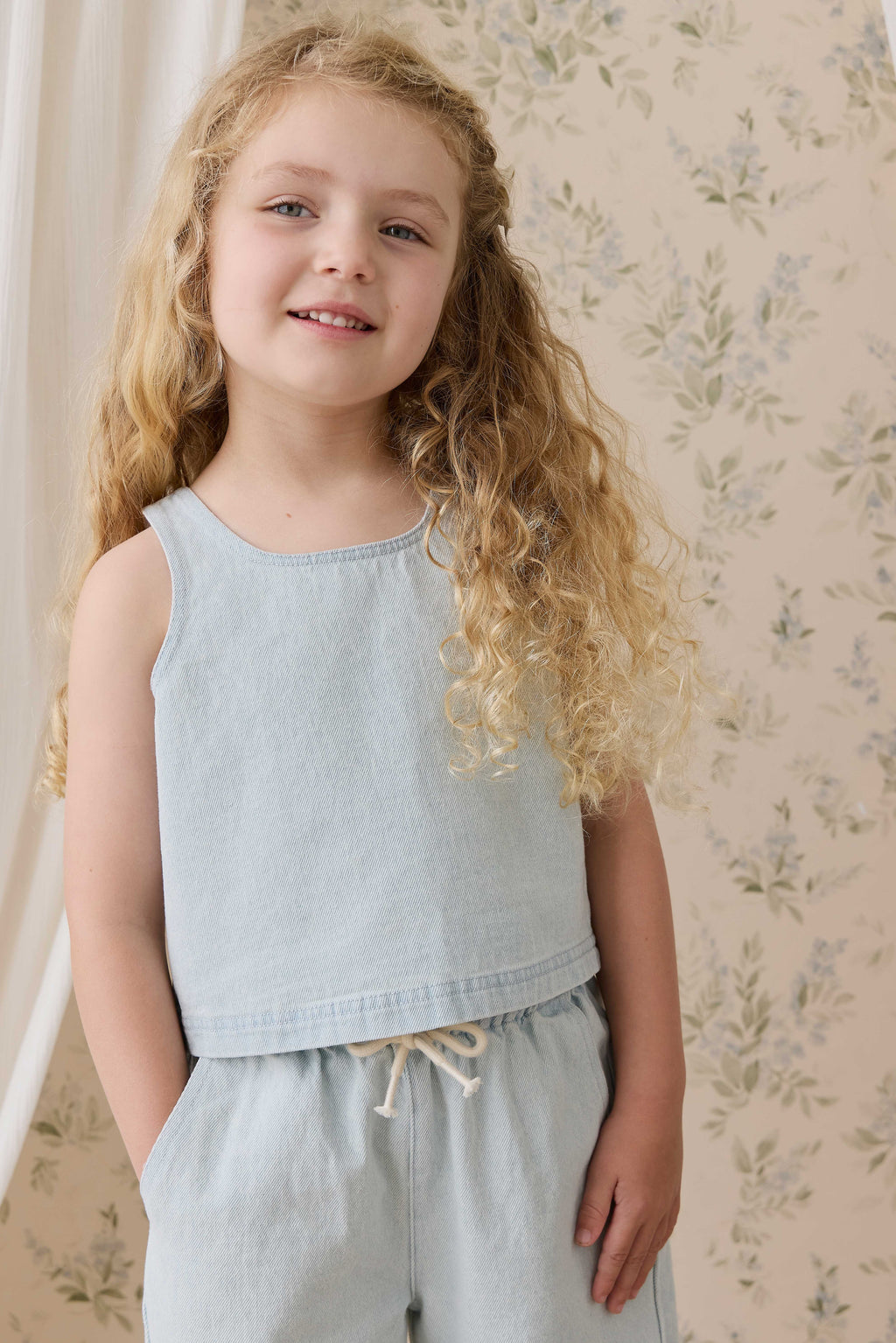 Haut court en coton uni bleu nuage, léger et sans manches avec boutons au dos pour filles de 6 mois à 10 ans
