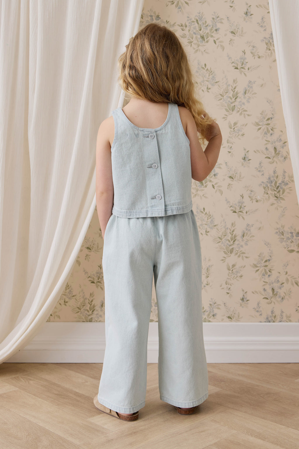 Haut court en coton uni bleu nuage, léger et sans manches avec boutons au dos pour filles de 6 mois à 10 ans
