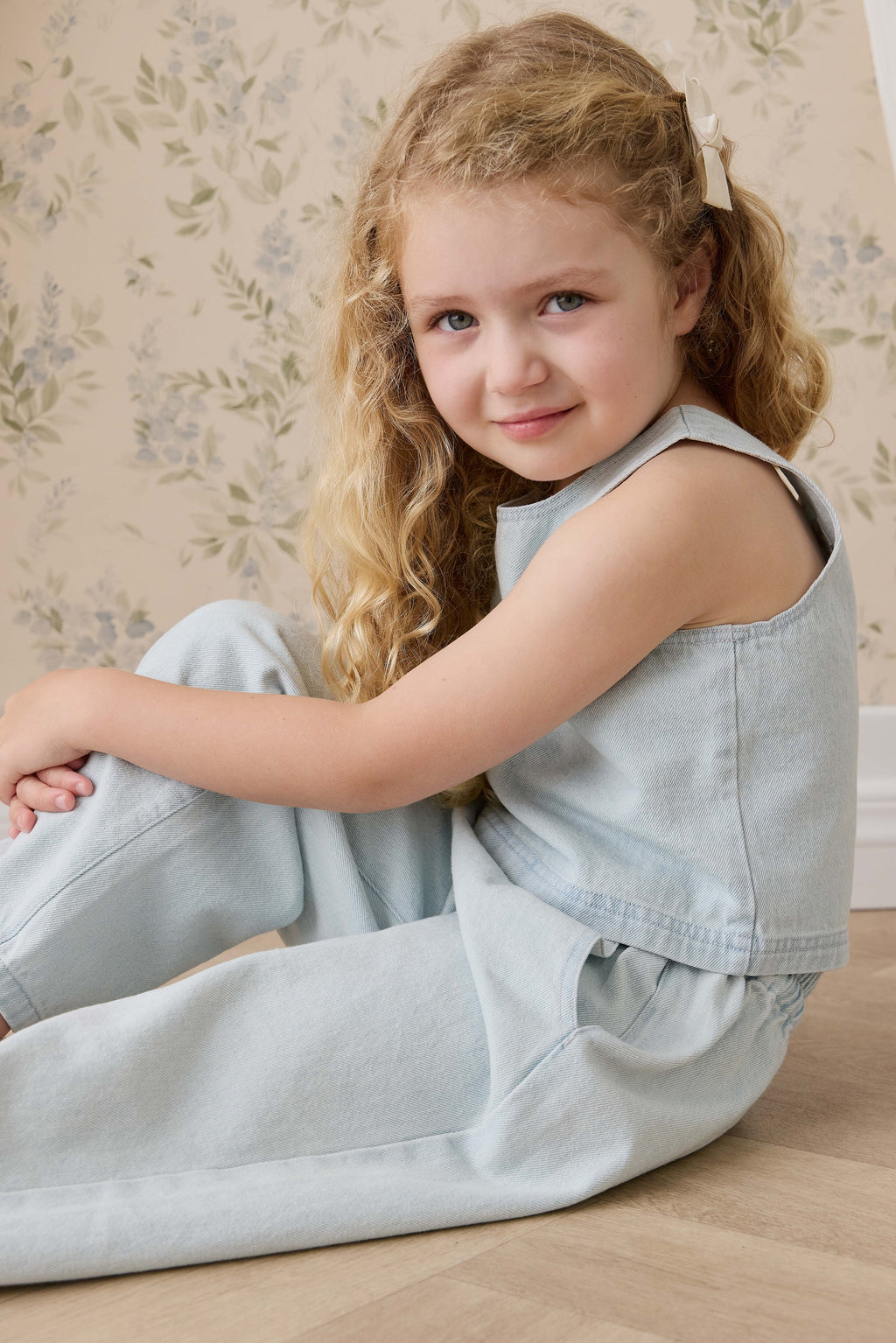 Haut court en coton uni bleu nuage, léger et sans manches avec boutons au dos pour filles de 6 mois à 10 ans