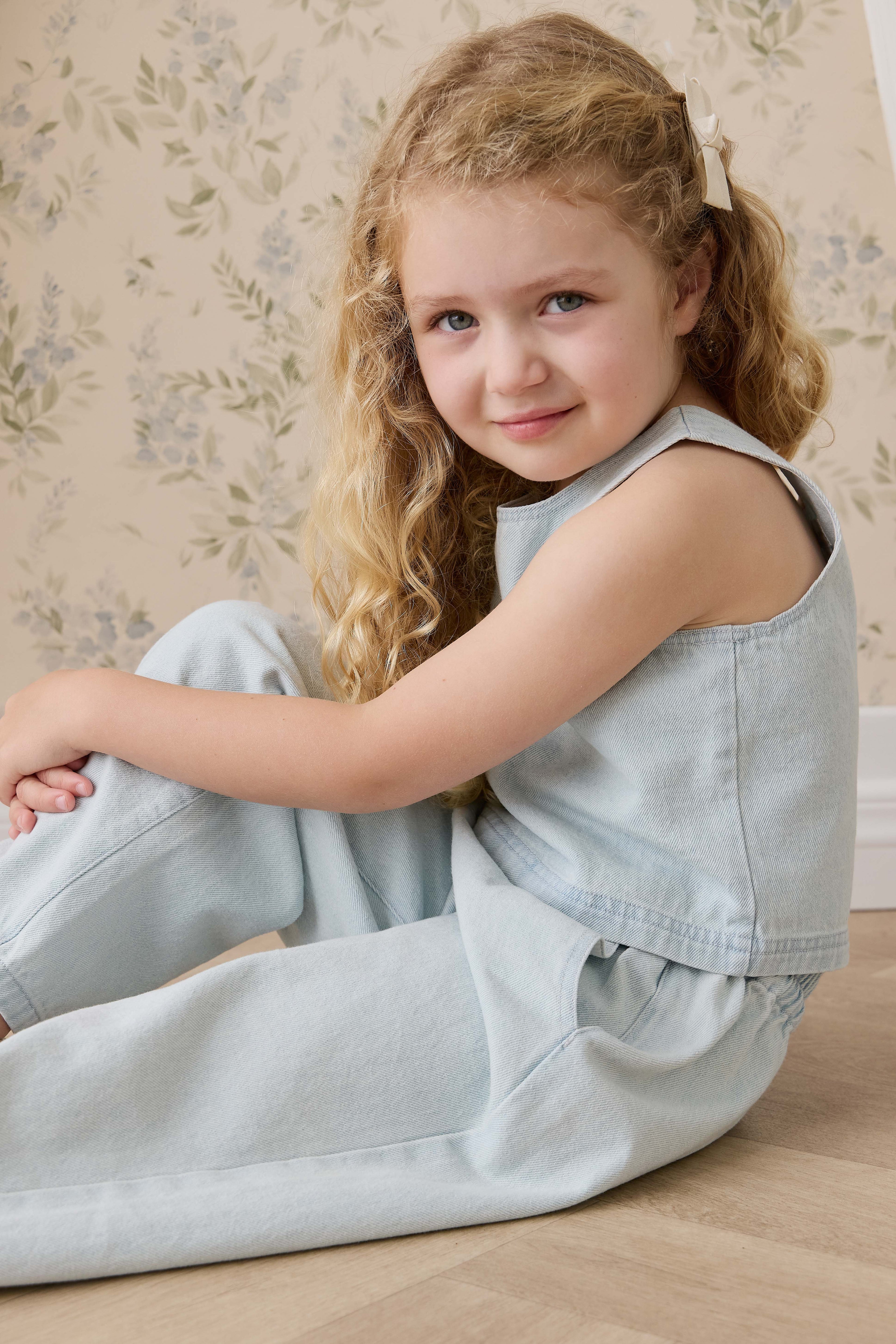 Haut court en coton uni bleu nuage, léger et sans manches avec boutons au dos pour filles de 6 mois à 10 ans