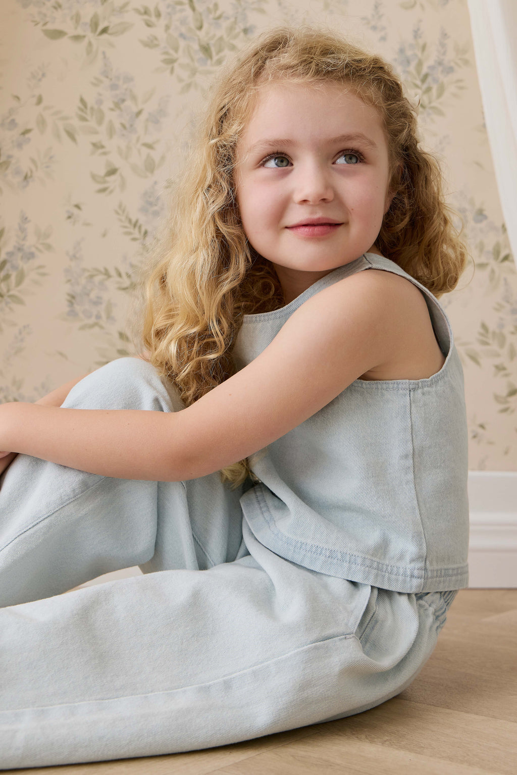 Haut court en coton uni bleu nuage, léger et sans manches avec boutons au dos pour filles de 6 mois à 10 ans