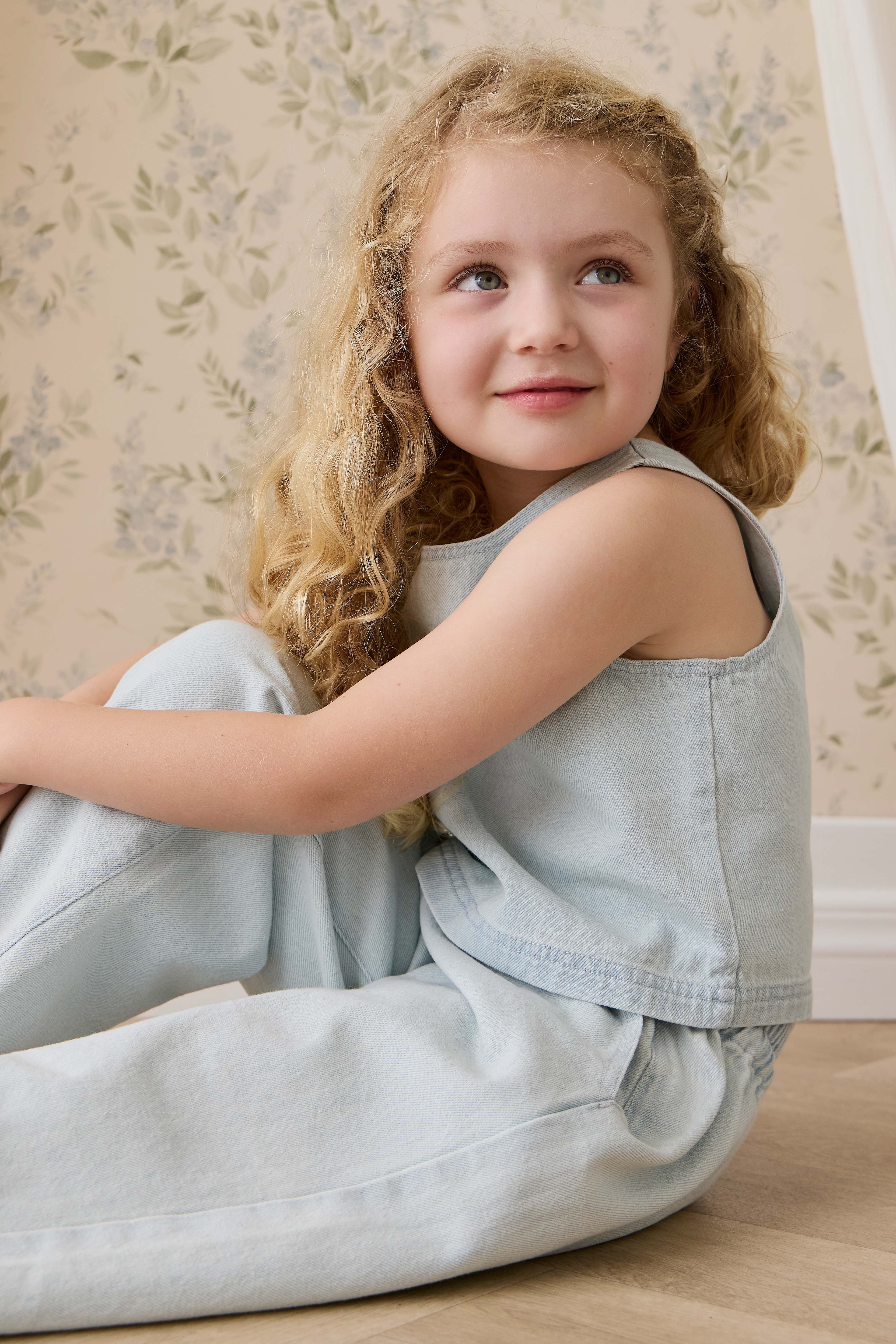 Haut court en coton uni bleu nuage, léger et sans manches avec boutons au dos pour filles de 6 mois à 10 ans