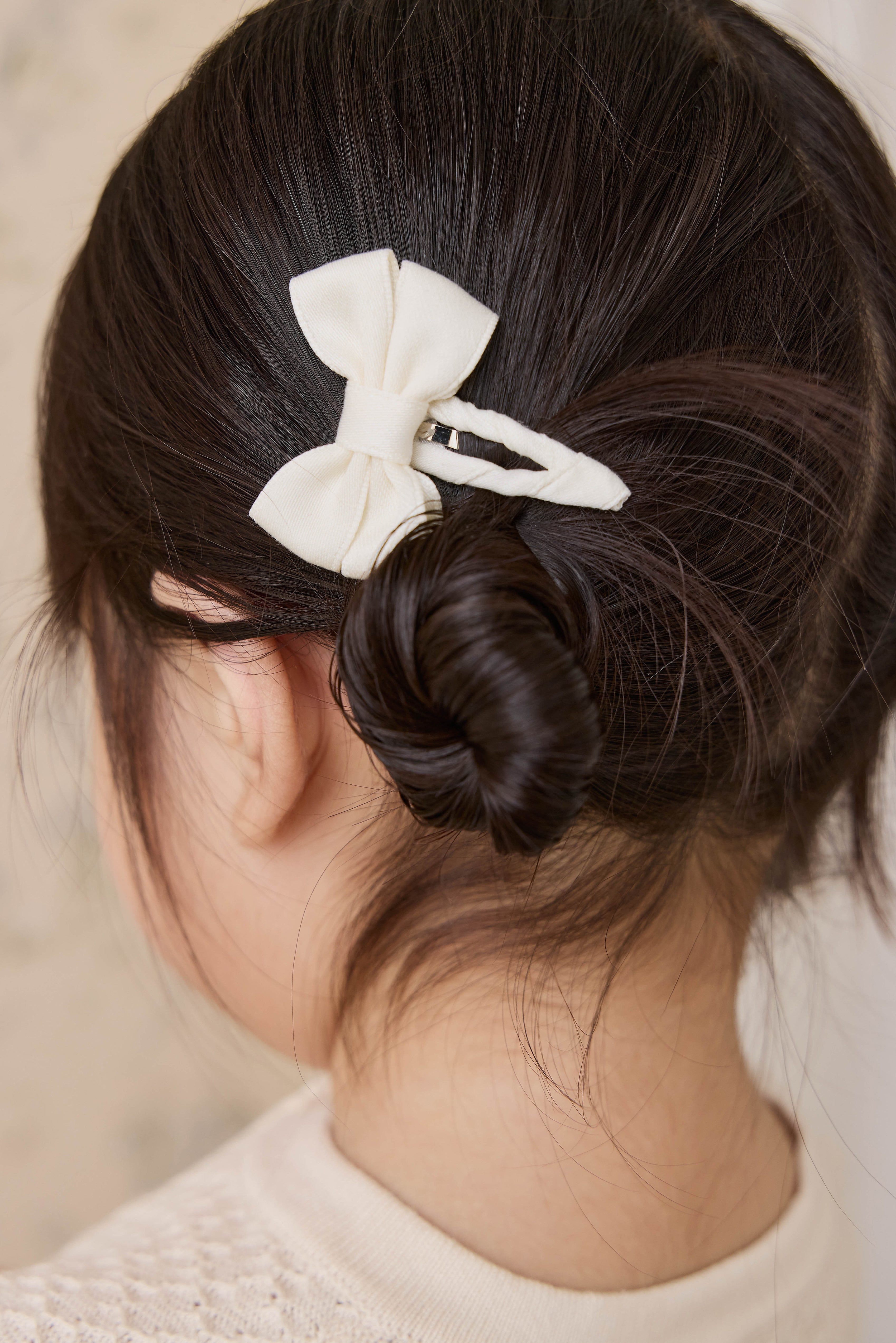 Lot de deux pinces à cheveux élégantes en polyester couleur parchemin avec nœud pour filles 3 ans et plus