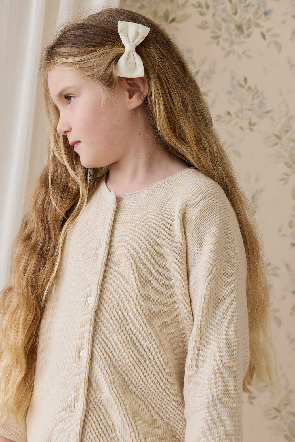 Gilet intemporel en maille de coton unie neutre, boutonné sur le devant pour être superposé 0M–10A