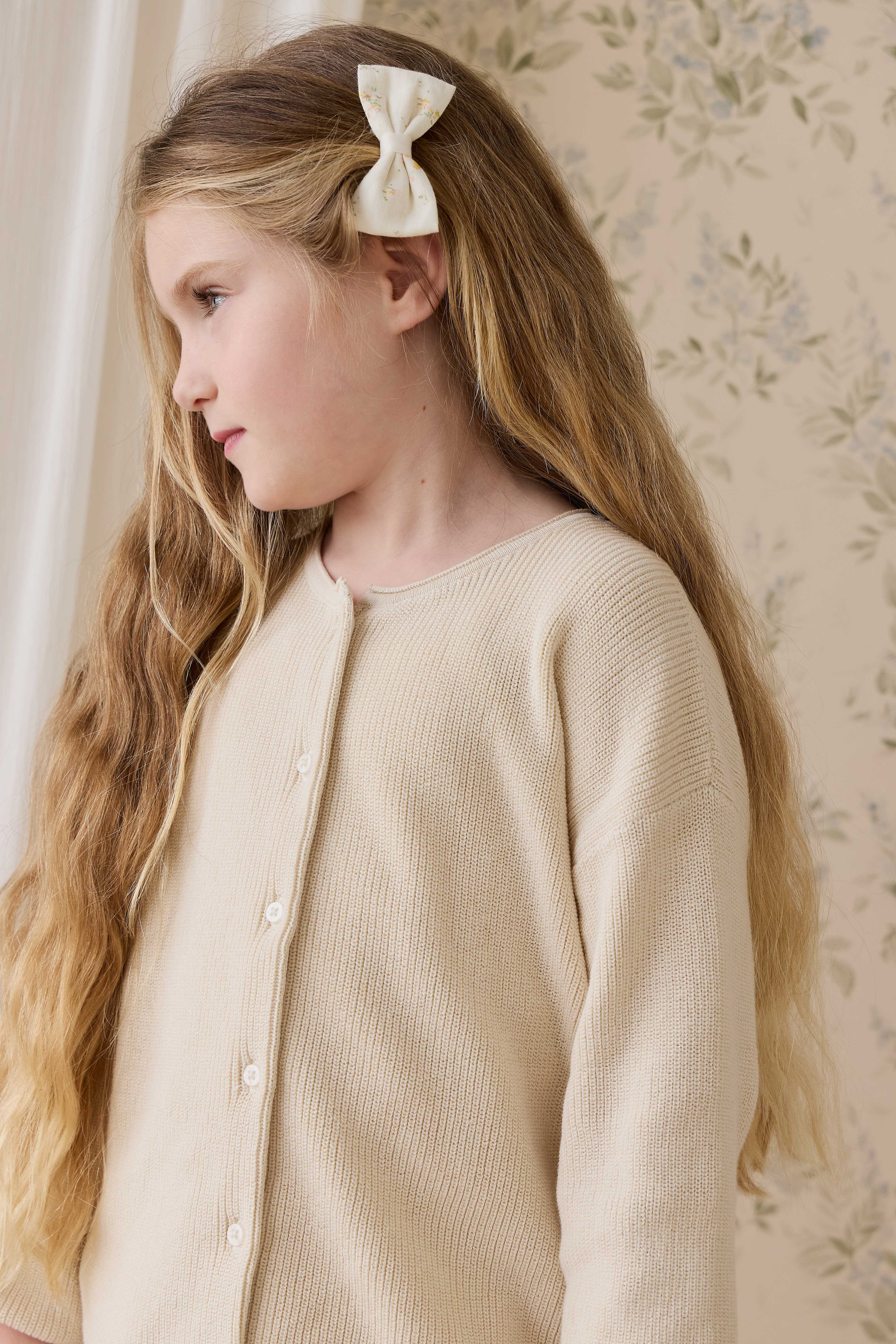 Gilet intemporel en maille de coton unie neutre, boutonné sur le devant pour être superposé 0M–10A