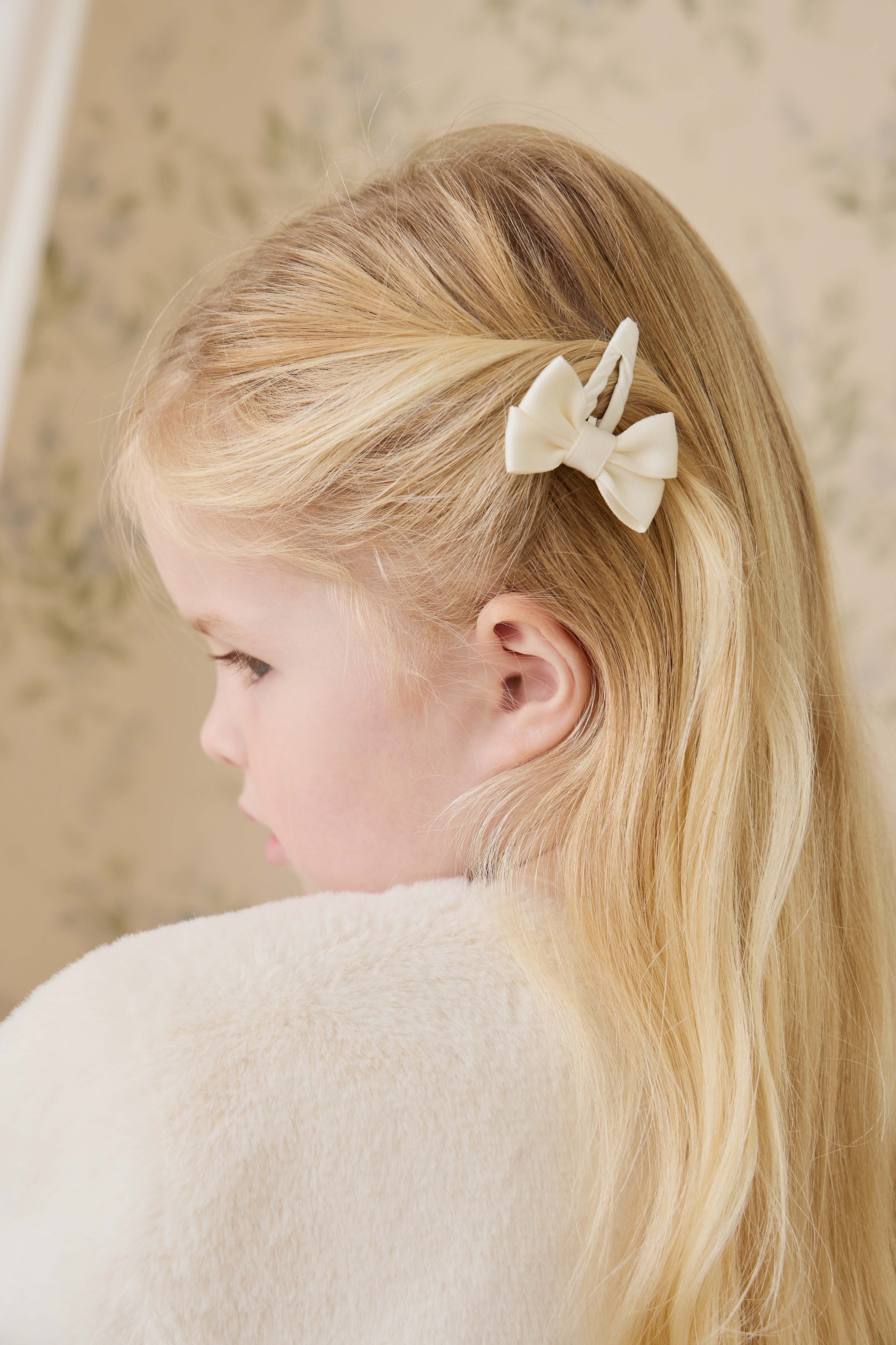 Lot de deux pinces à cheveux élégantes en polyester couleur parchemin avec nœud pour filles 3 ans et plus