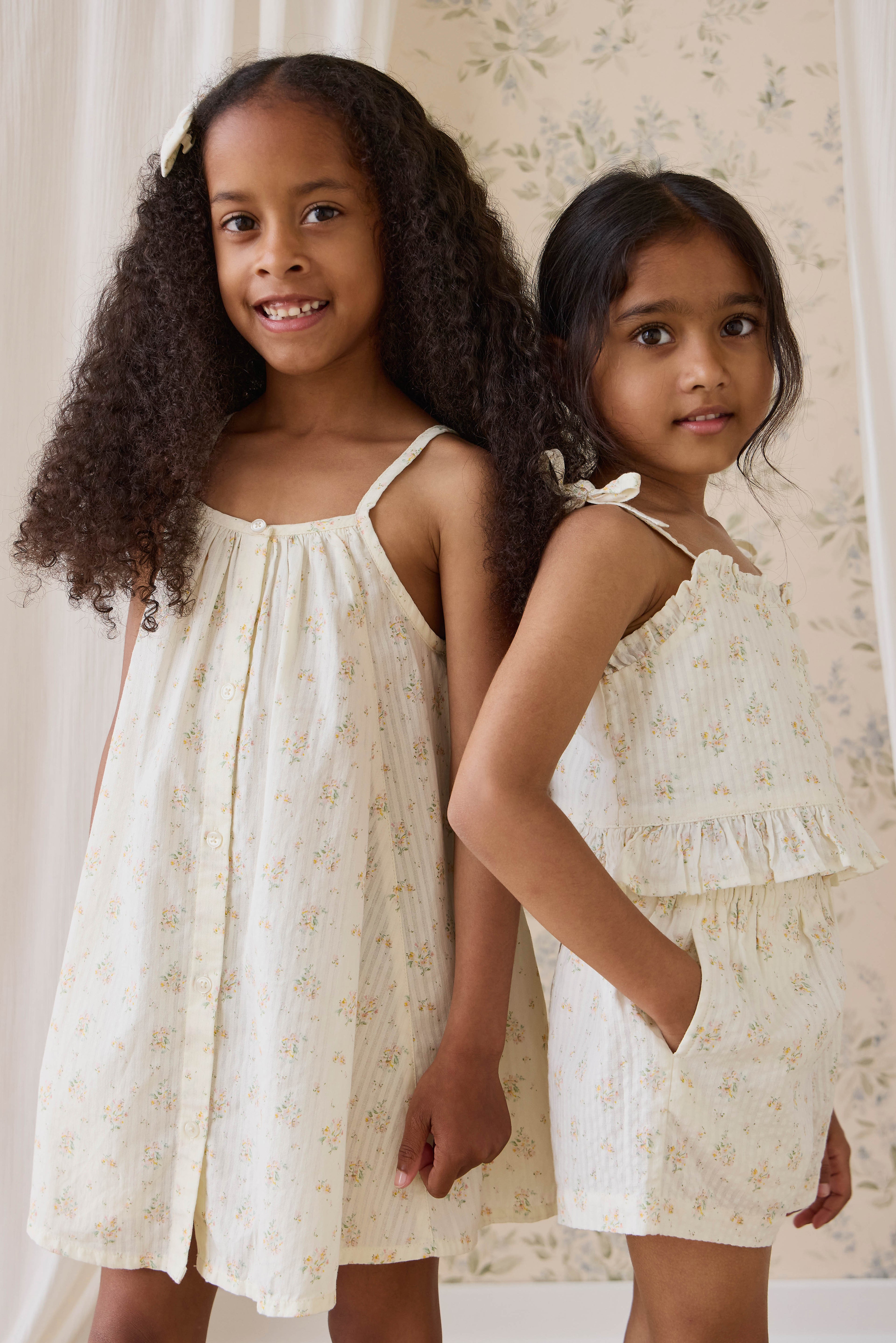 Robe en coton biologique à imprimé floral parchemin vintage avec boutonnage sur le devant et fines bretelles pour filles de 6 mois à 10 ans