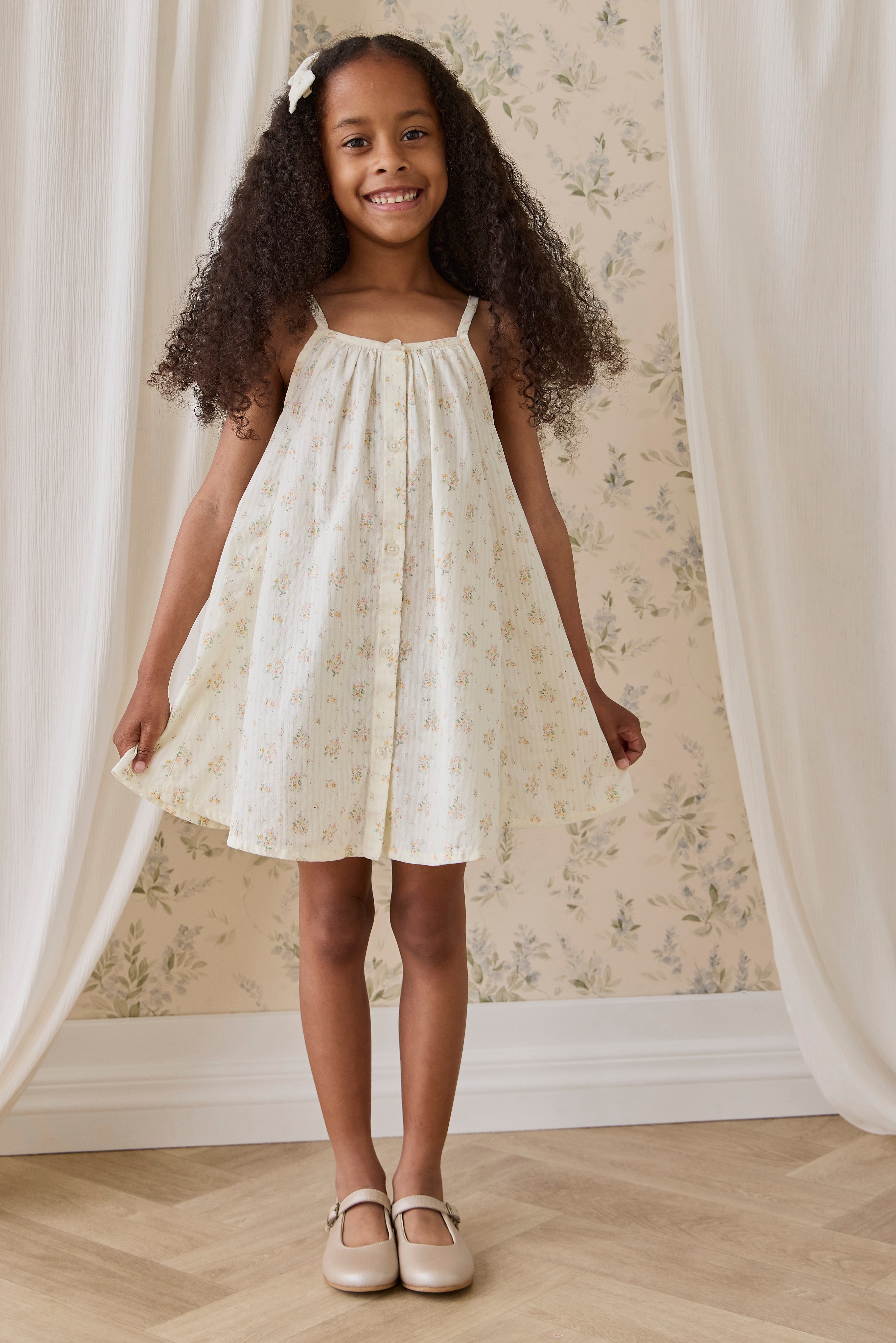 Robe en coton biologique à imprimé floral parchemin vintage avec boutonnage sur le devant et fines bretelles pour filles de 6 mois à 10 ans
