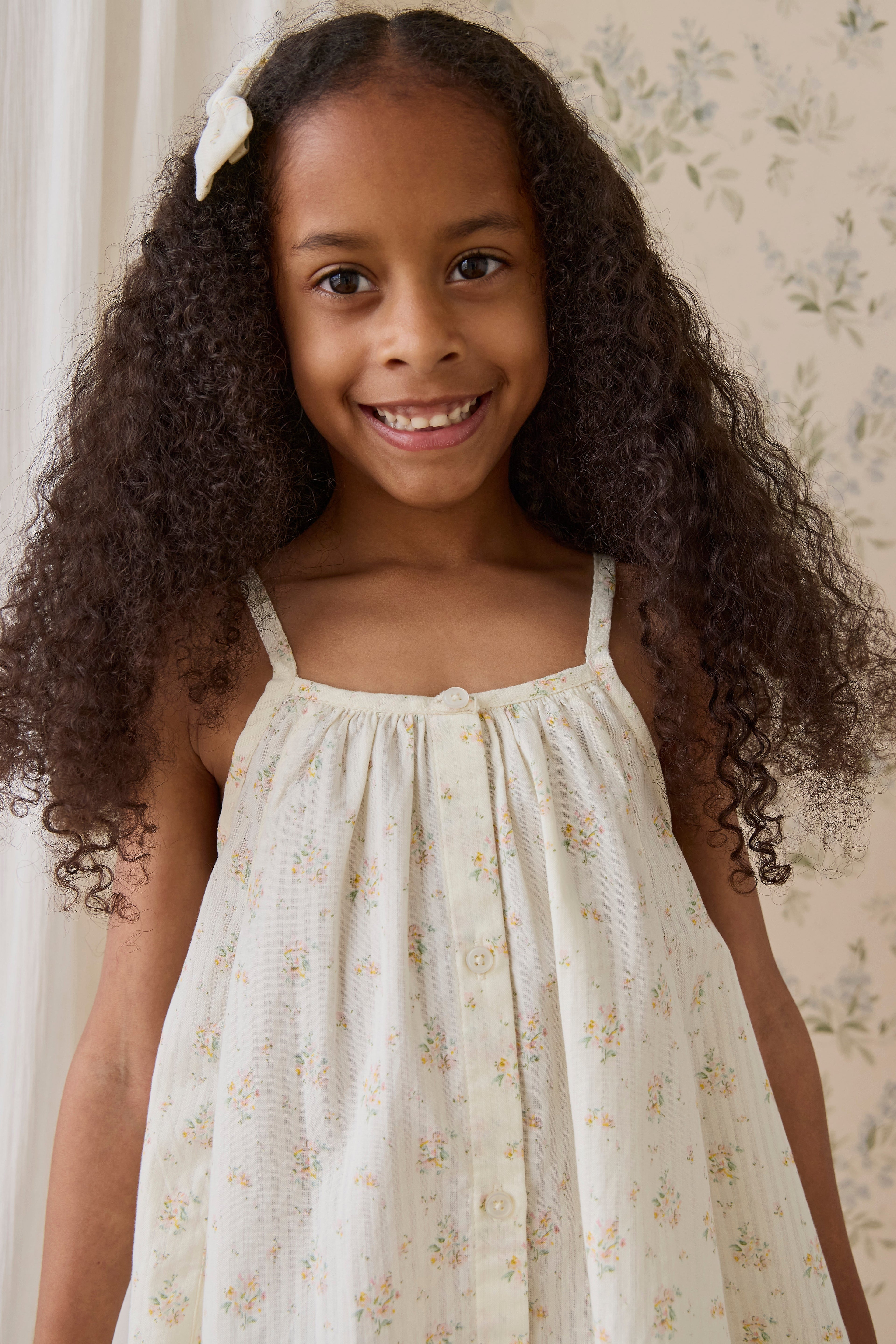 Robe en coton biologique à imprimé floral parchemin vintage avec boutonnage sur le devant et fines bretelles pour filles de 6 mois à 10 ans