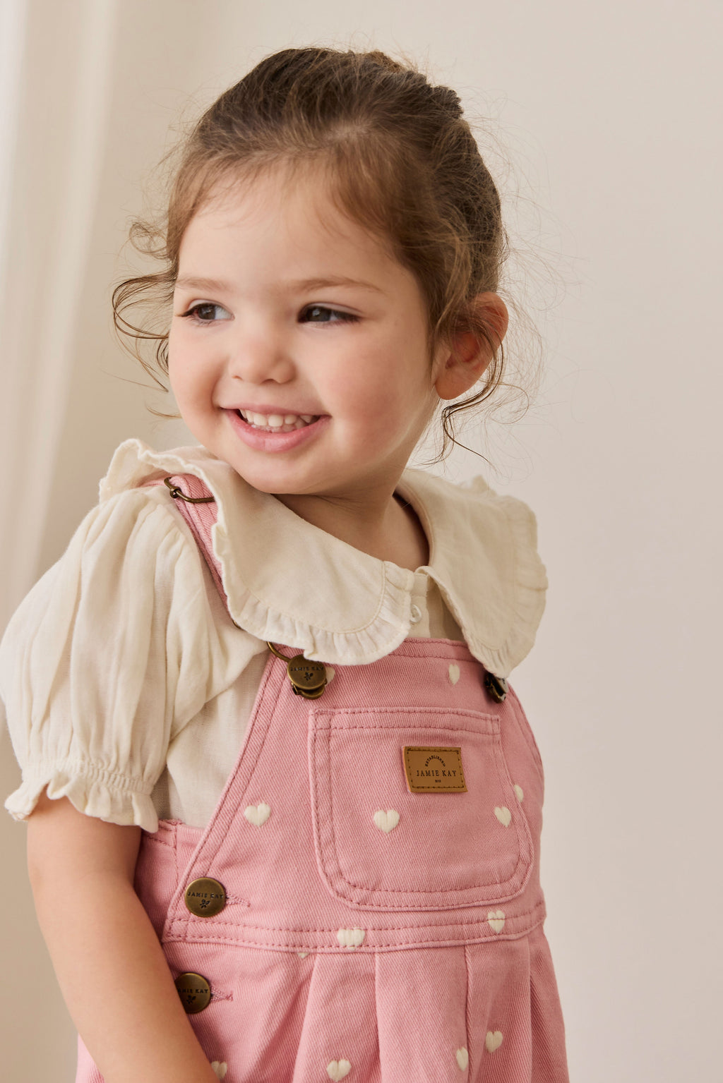 Salopette en coton rose doux à imprimé petits cœurs avec bretelles réglables et poche bavette pour filles de 6 mois à 6 ans