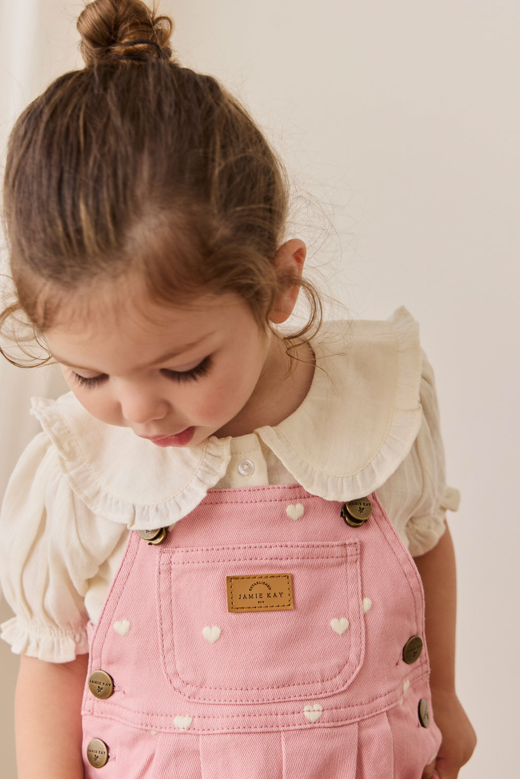 Salopette en coton rose doux à imprimé petits cœurs avec bretelles réglables et poche bavette pour filles de 6 mois à 6 ans