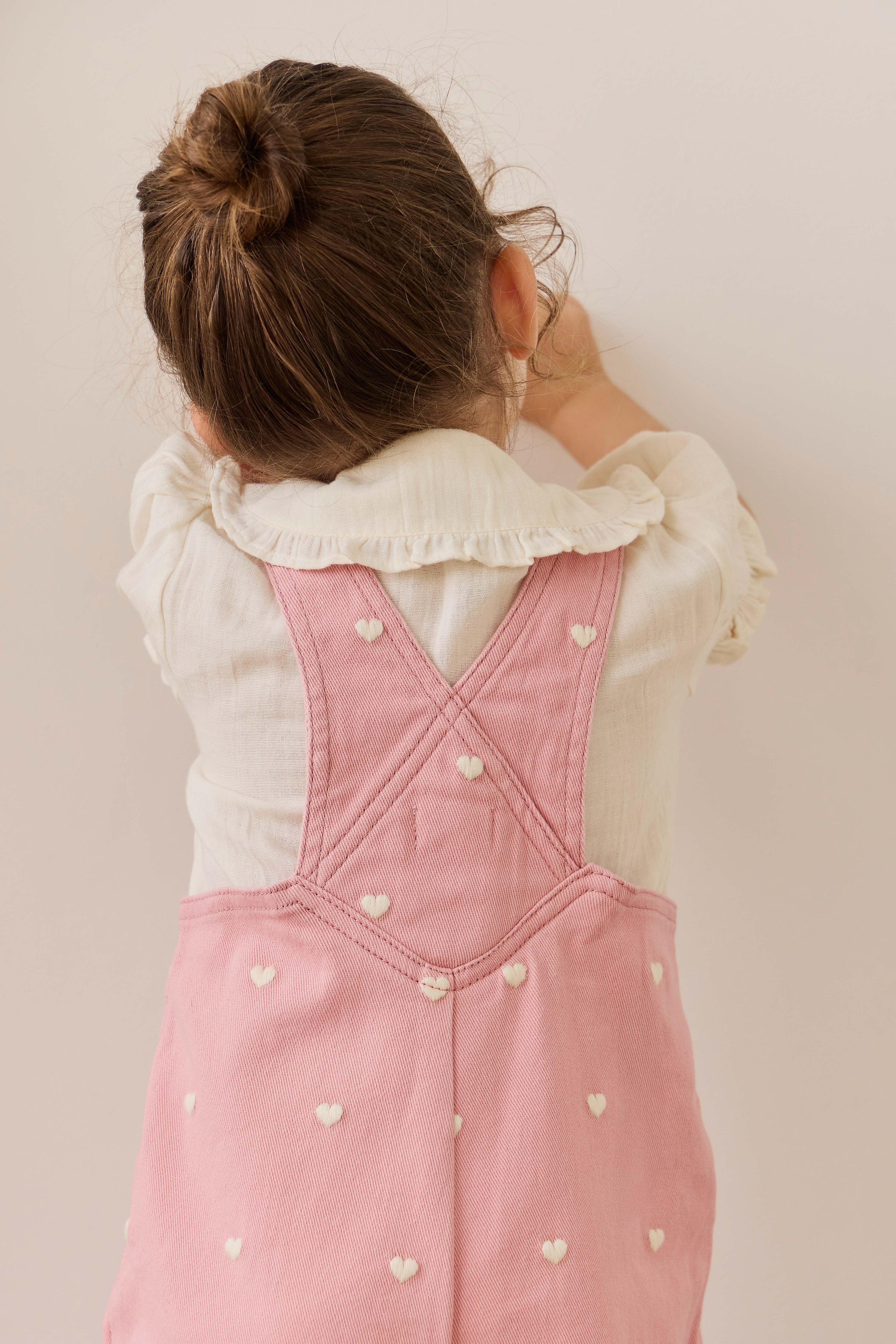 Salopette en coton rose doux à imprimé petits cœurs avec bretelles réglables et poche bavette pour filles de 6 mois à 6 ans