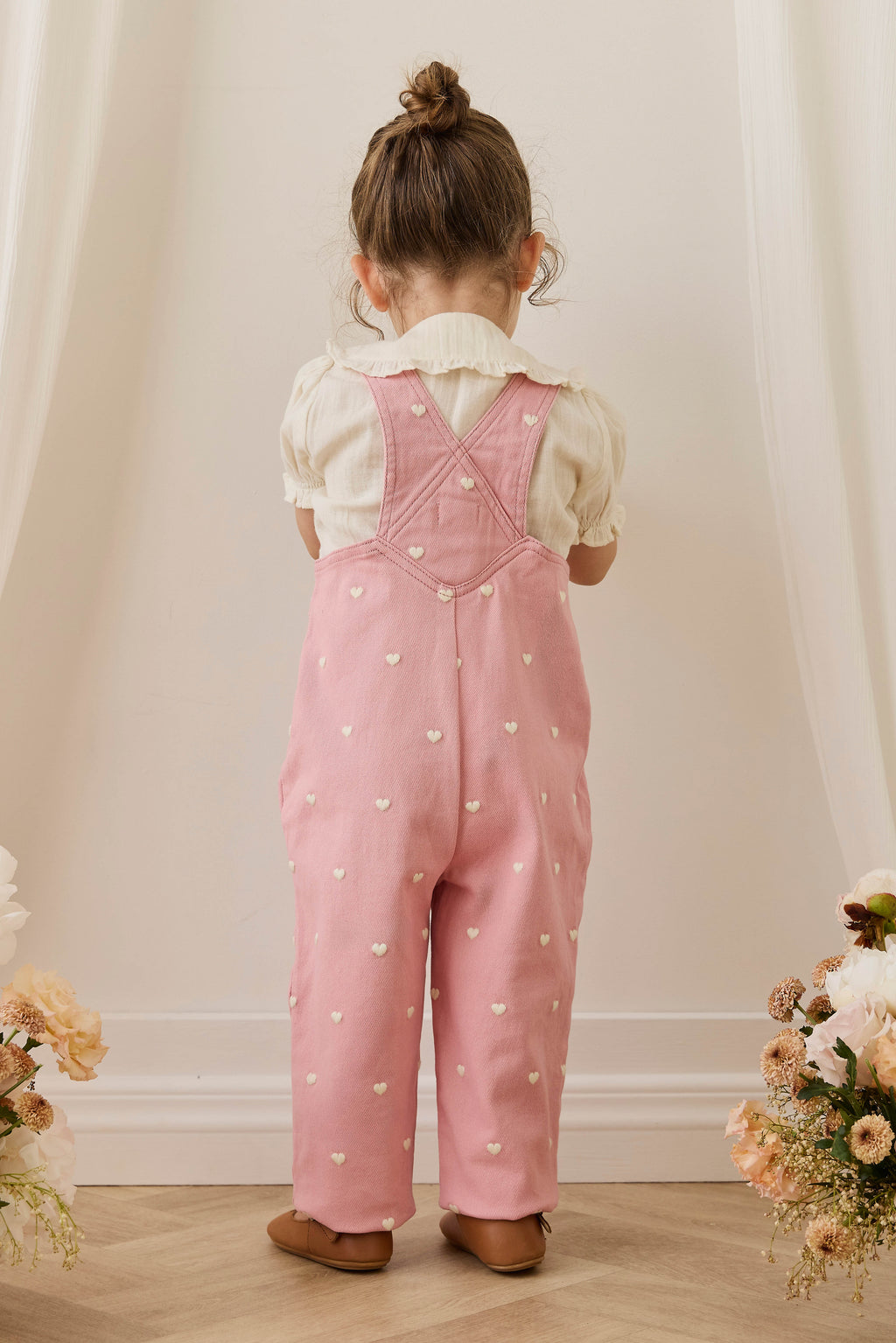 Salopette en coton rose doux à imprimé petits cœurs avec bretelles réglables et poche bavette pour filles de 6 mois à 6 ans