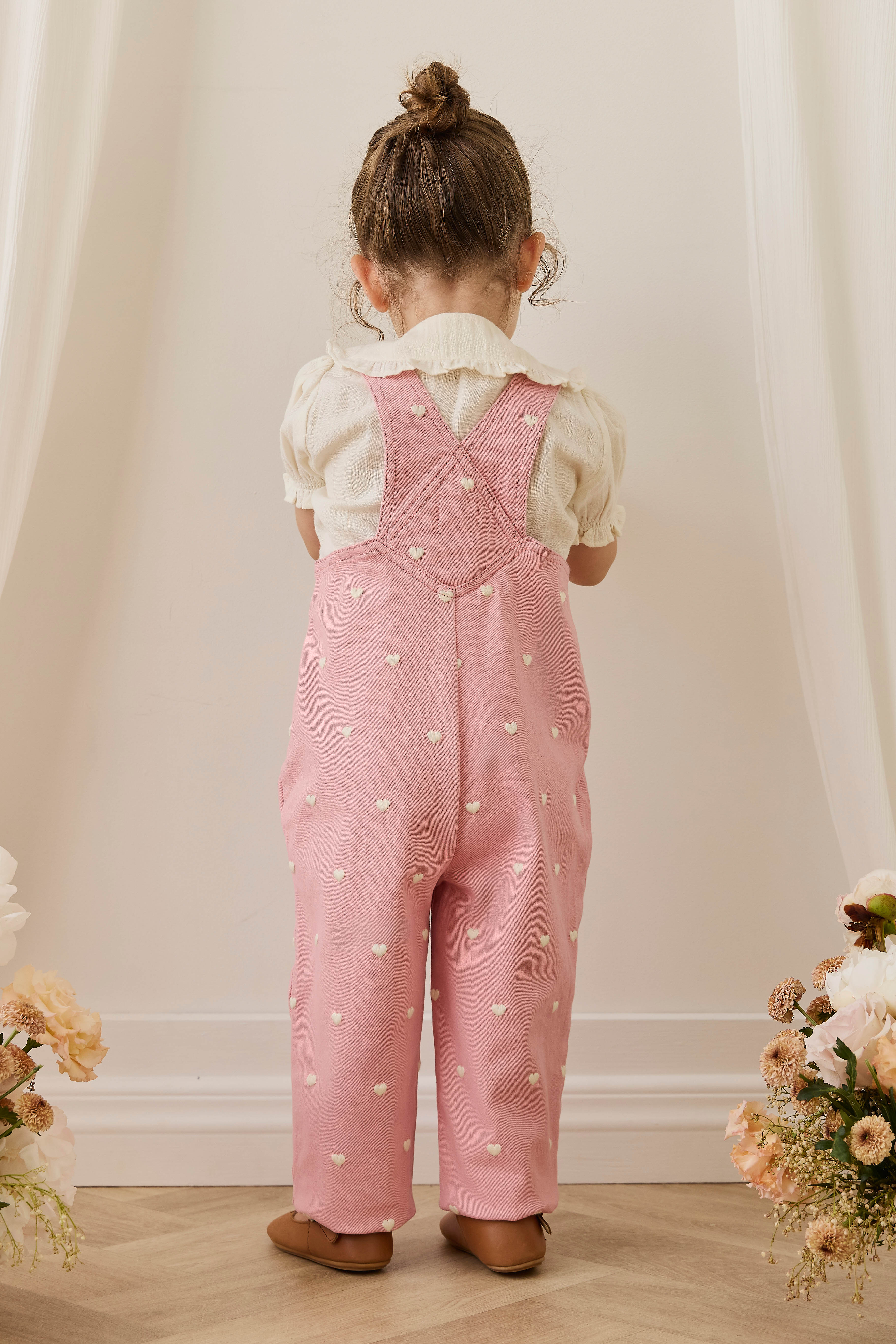 Salopette en coton rose doux à imprimé petits cœurs avec bretelles réglables et poche bavette pour filles de 6 mois à 6 ans