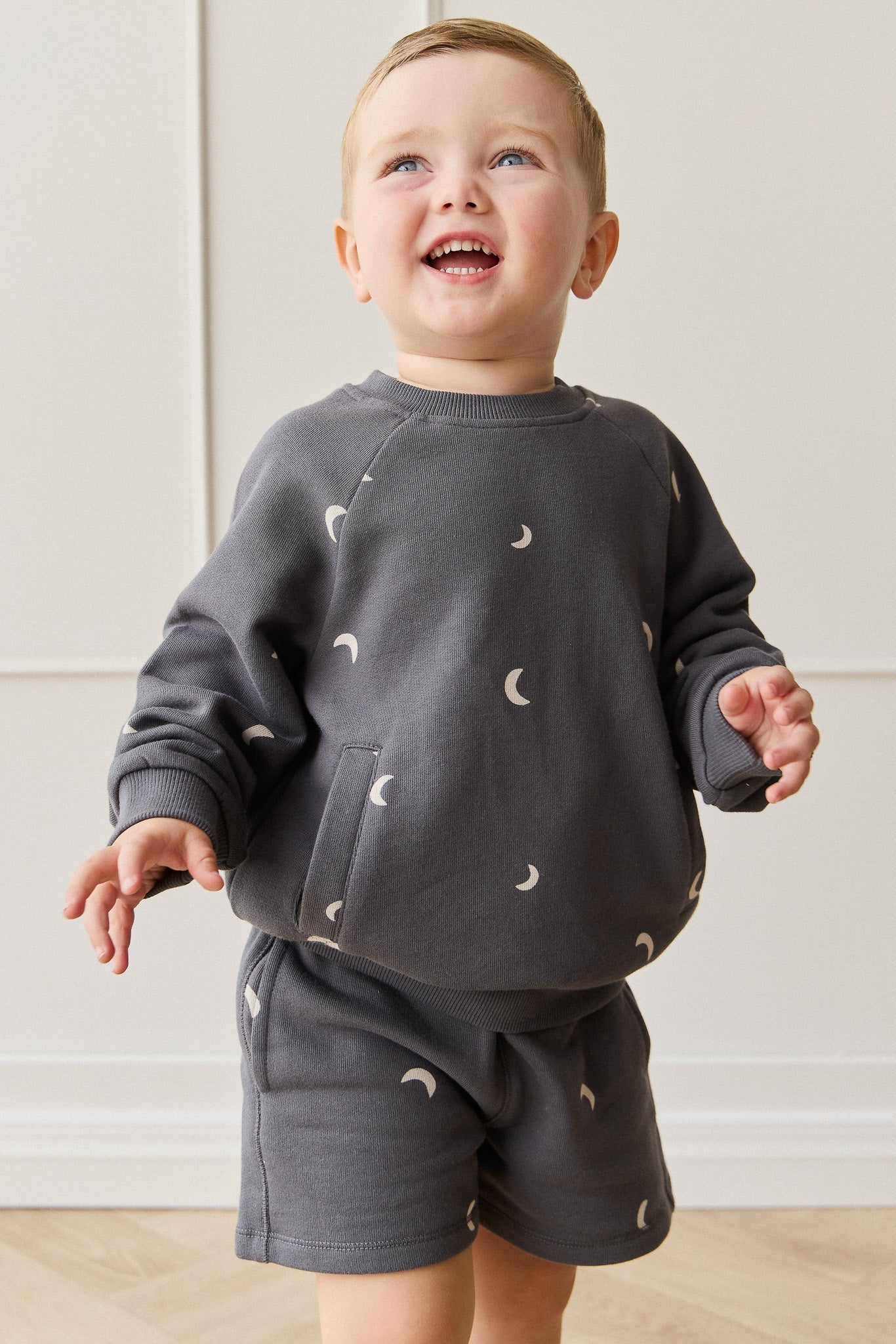 Short en coton biologique avec imprimé croissant de lune islandais, taille élastique et extensibilité douce pour enfants de 6 mois à 8 ans