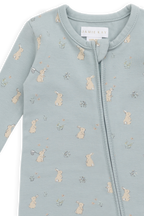 Combinaison en coton biologique imprimé lapin bleu onirique avec fermeture éclair sur le devant et tissu légèrement extensible pour bébés de 0 à 3 ans
