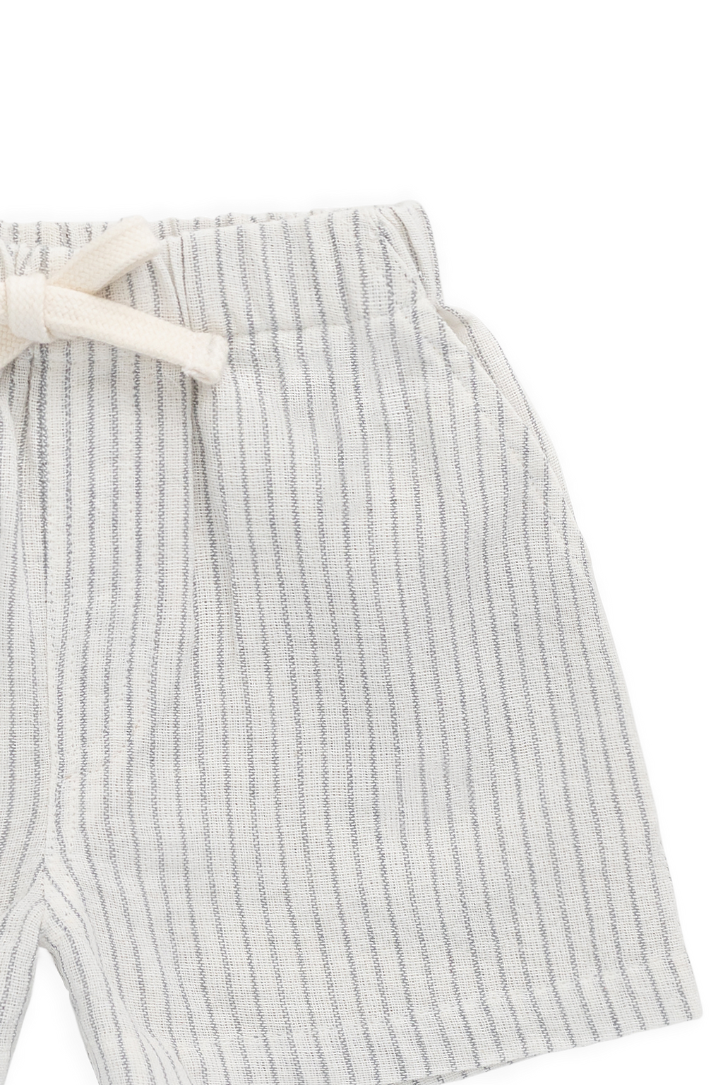 Short en coton biologique décontracté rayé à fines rayures couleur parchemin avec coupe décontractée et lien décoratif pour enfants de 6 mois à 8 ans