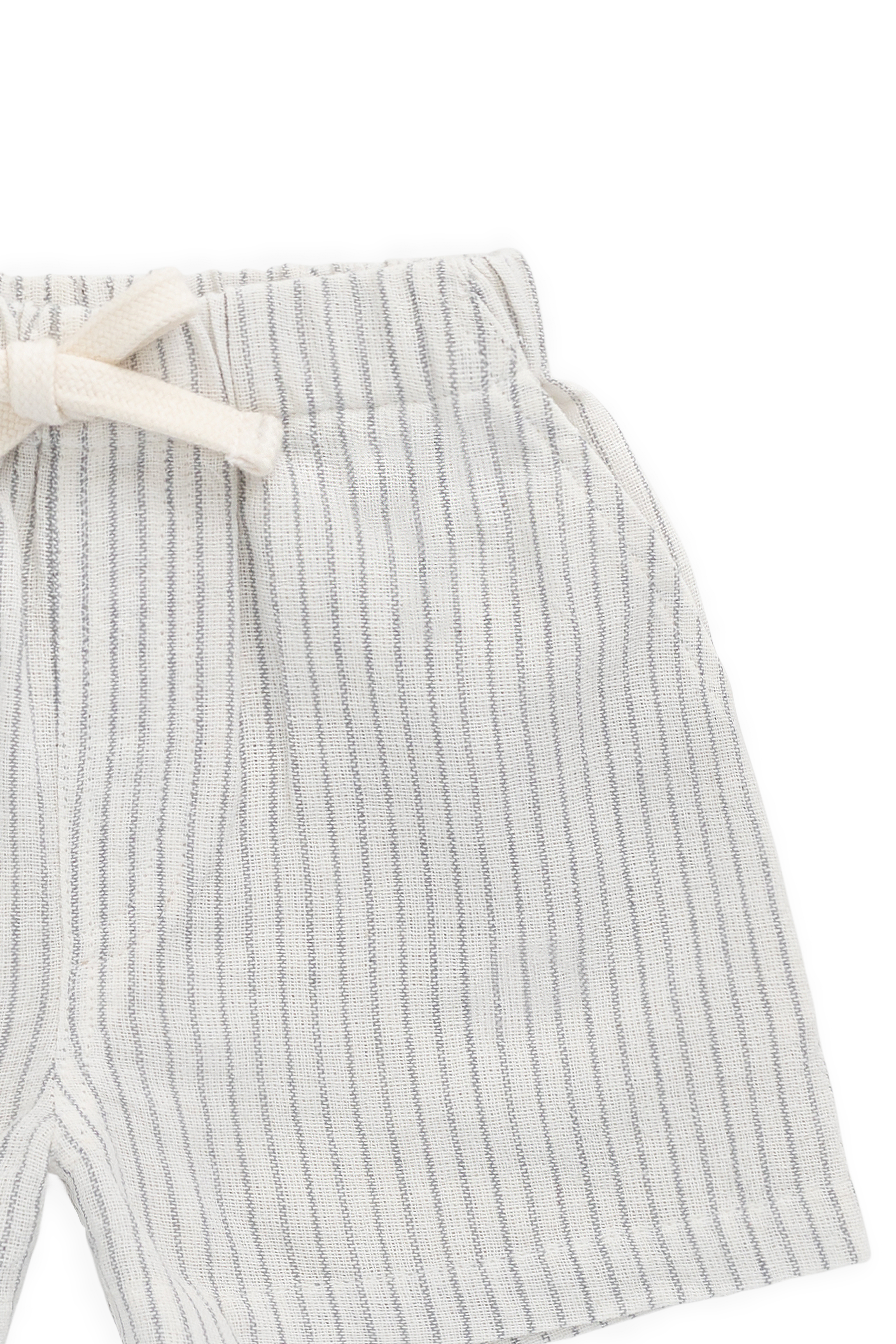 Short en coton biologique décontracté rayé à fines rayures couleur parchemin avec coupe décontractée et lien décoratif pour enfants de 6 mois à 8 ans