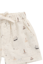 Short pour enfant en coton bio, motif bateau nautique neutre, coupe décontractée avec taille ajustable par lien, 6 mois–8 ans