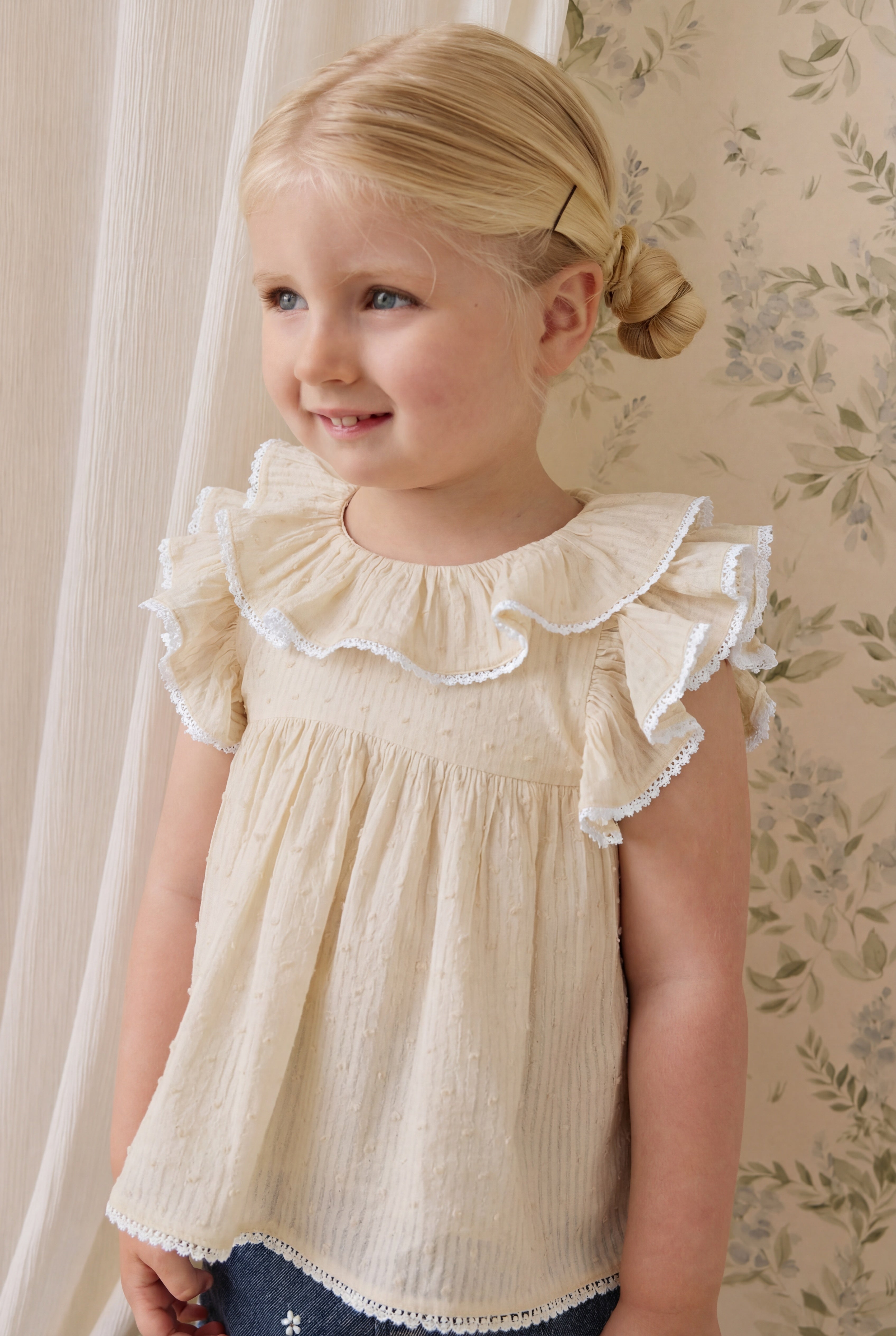 Chemisier délicat en coton biologique couleur parchemin, avec manches volantées et col à volants pour filles de 0 à 10 ans