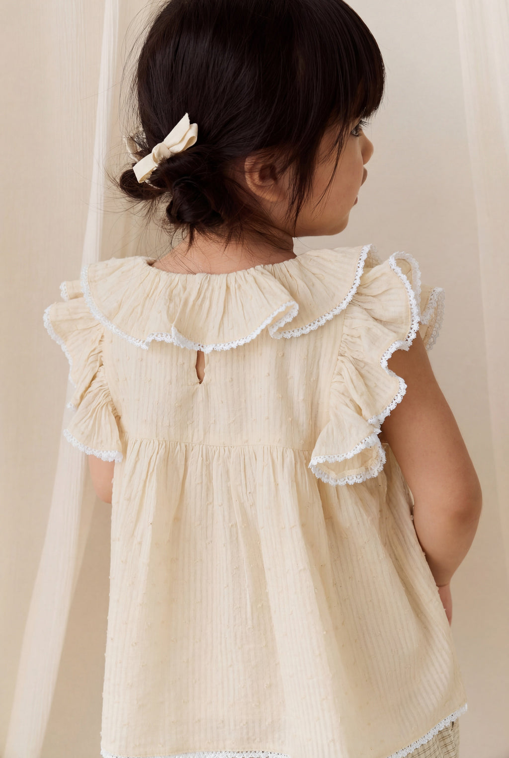 Chemisier délicat en coton biologique couleur parchemin, avec manches volantées et col à volants pour filles de 0 à 10 ans